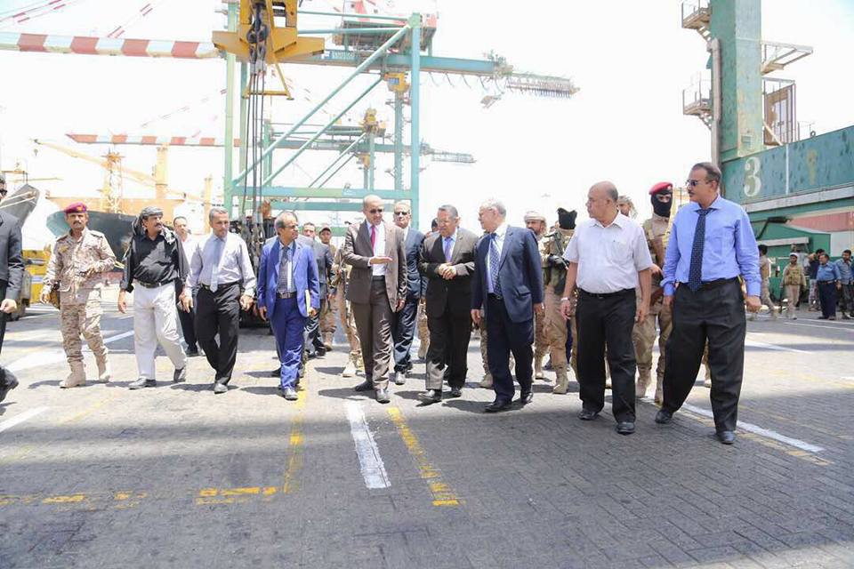 Prime Minister inspecting new generators arrived to the port of Aden